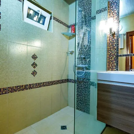 ~*spacious And Cozy 2br In The Heart Of Varna*~ Apartman