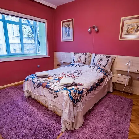 ~*spacious And Cozy 2br In The Heart Of Varna*~ Várna